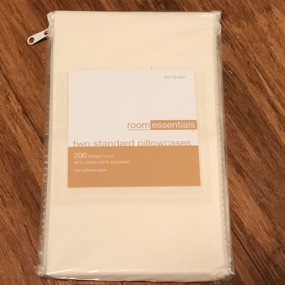Room Essentials 2 Standard Pillow Cases Cream